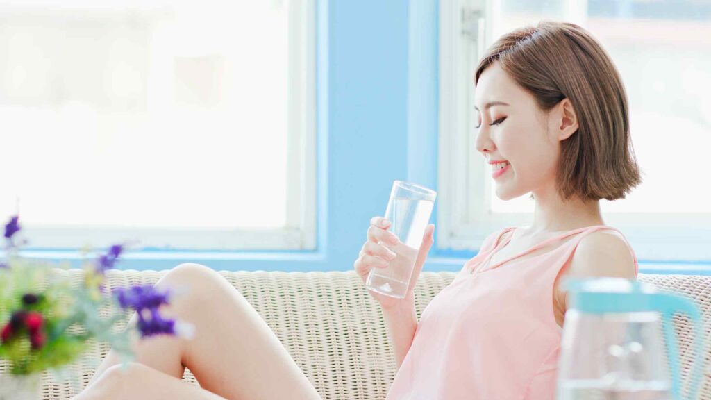 manfaat minum air hangat saat perut kosong di pagi hari